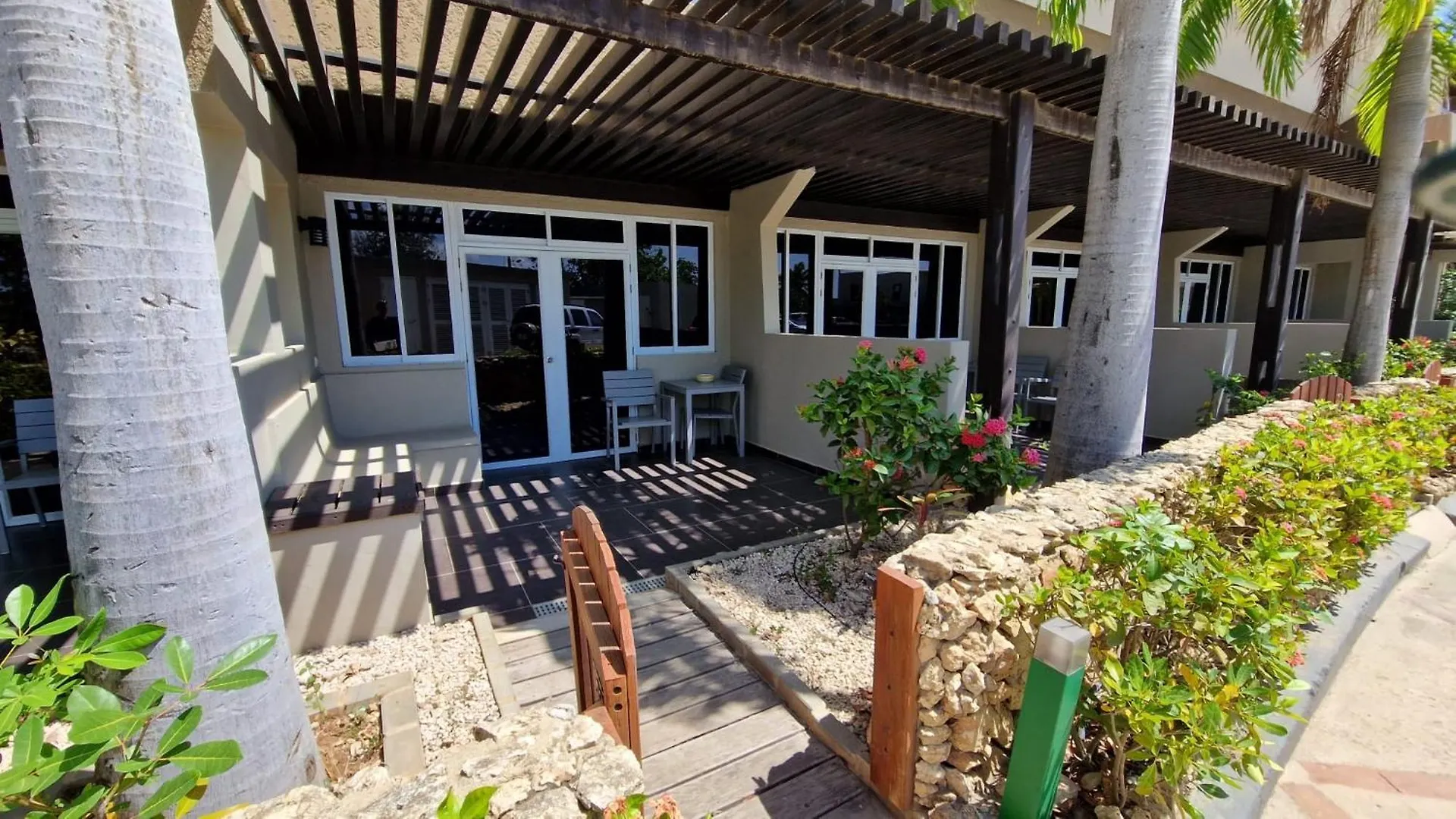 Eden Beach Resort - Bonaire クラレンダイク