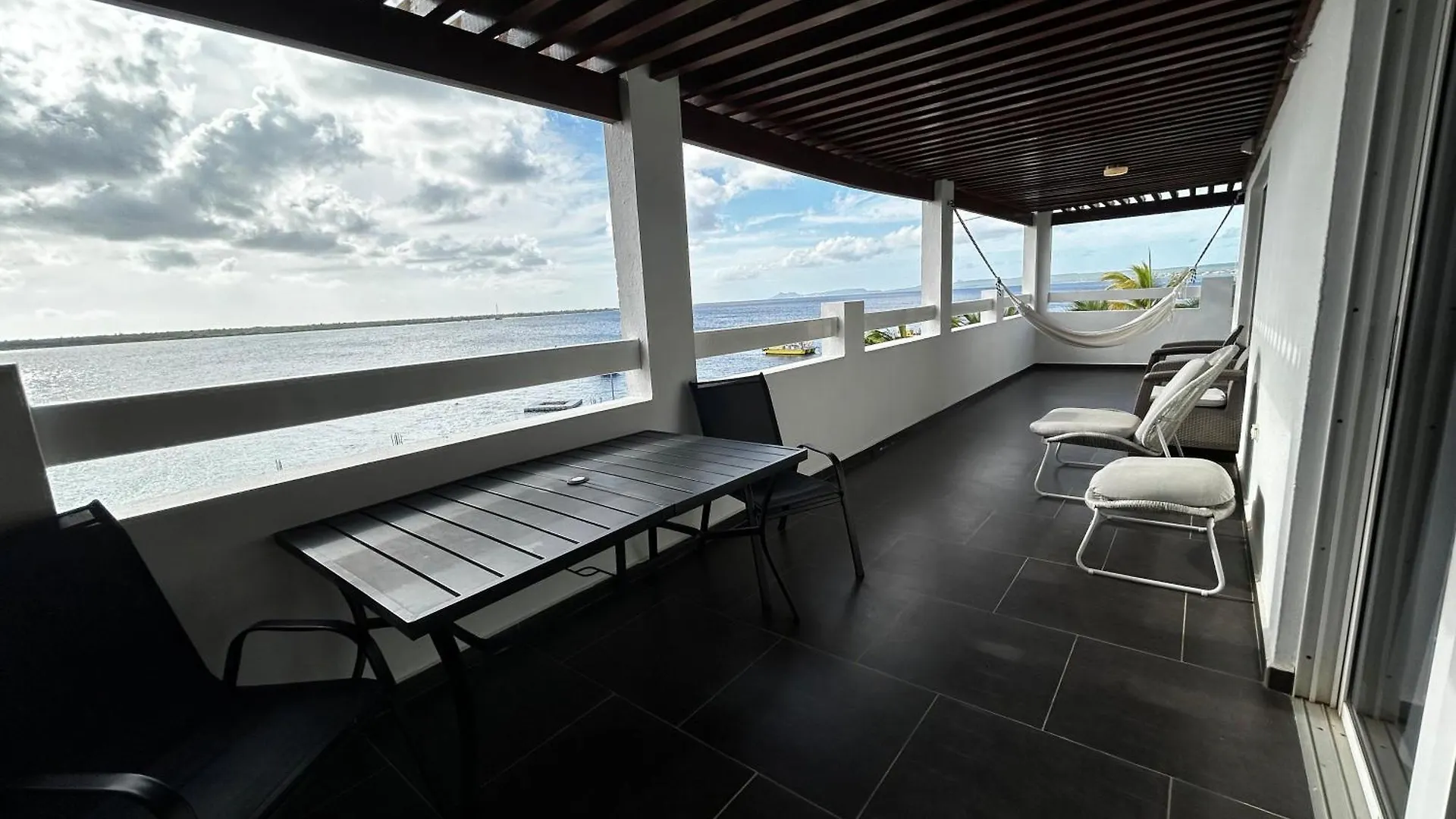 Eden Beach Resort - Bonaire クラレンダイク